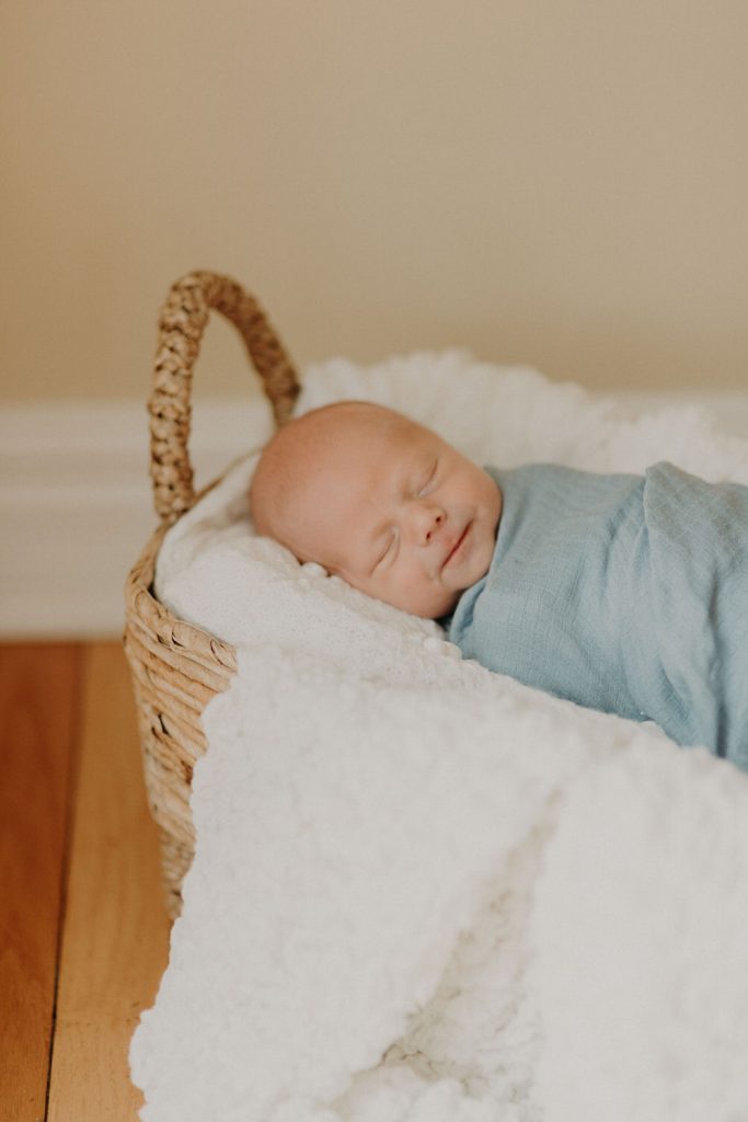 lifestyle in home newborn photography in indianapolis_3979