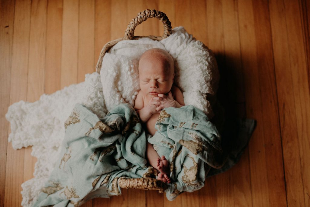 lifestyle in home newborn photography in indianapolis_4043