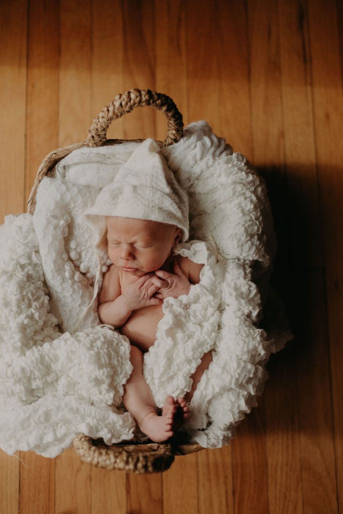 lifestyle in home newborn photography in indianapolis_4055