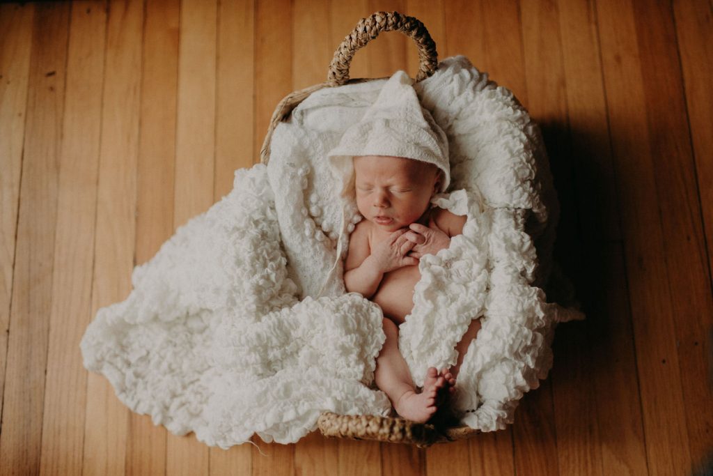 lifestyle in home newborn photography in indianapolis_4070
