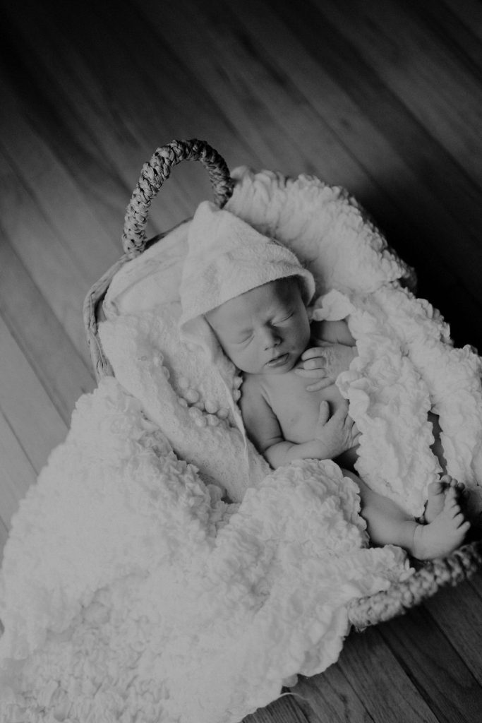 lifestyle in home newborn photography in indianapolis_4073-2