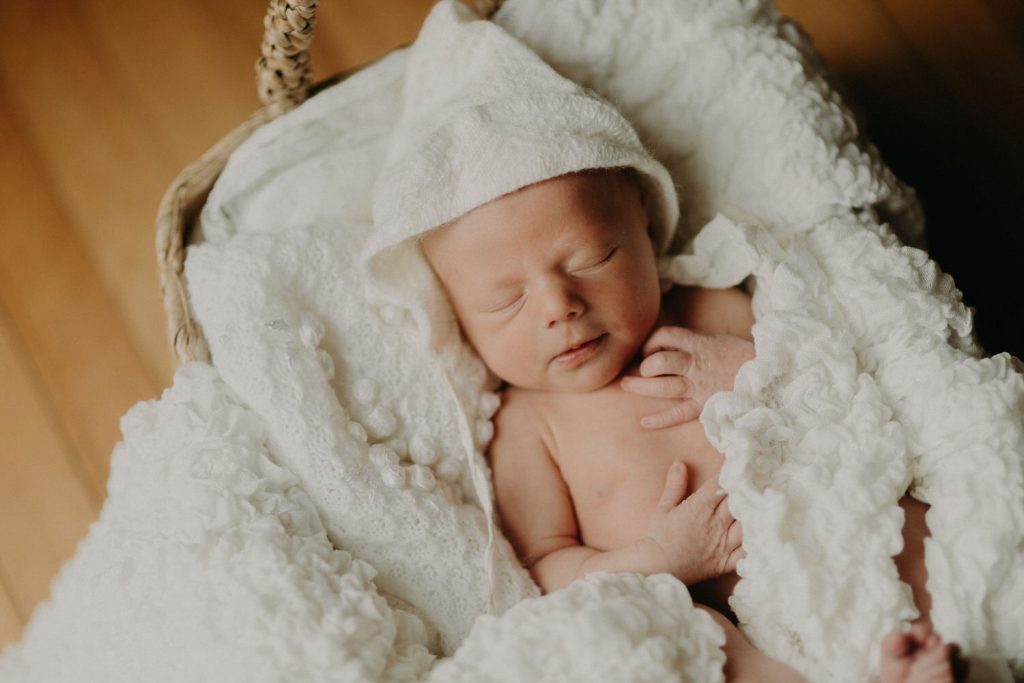 lifestyle in home newborn photography in indianapolis_4081